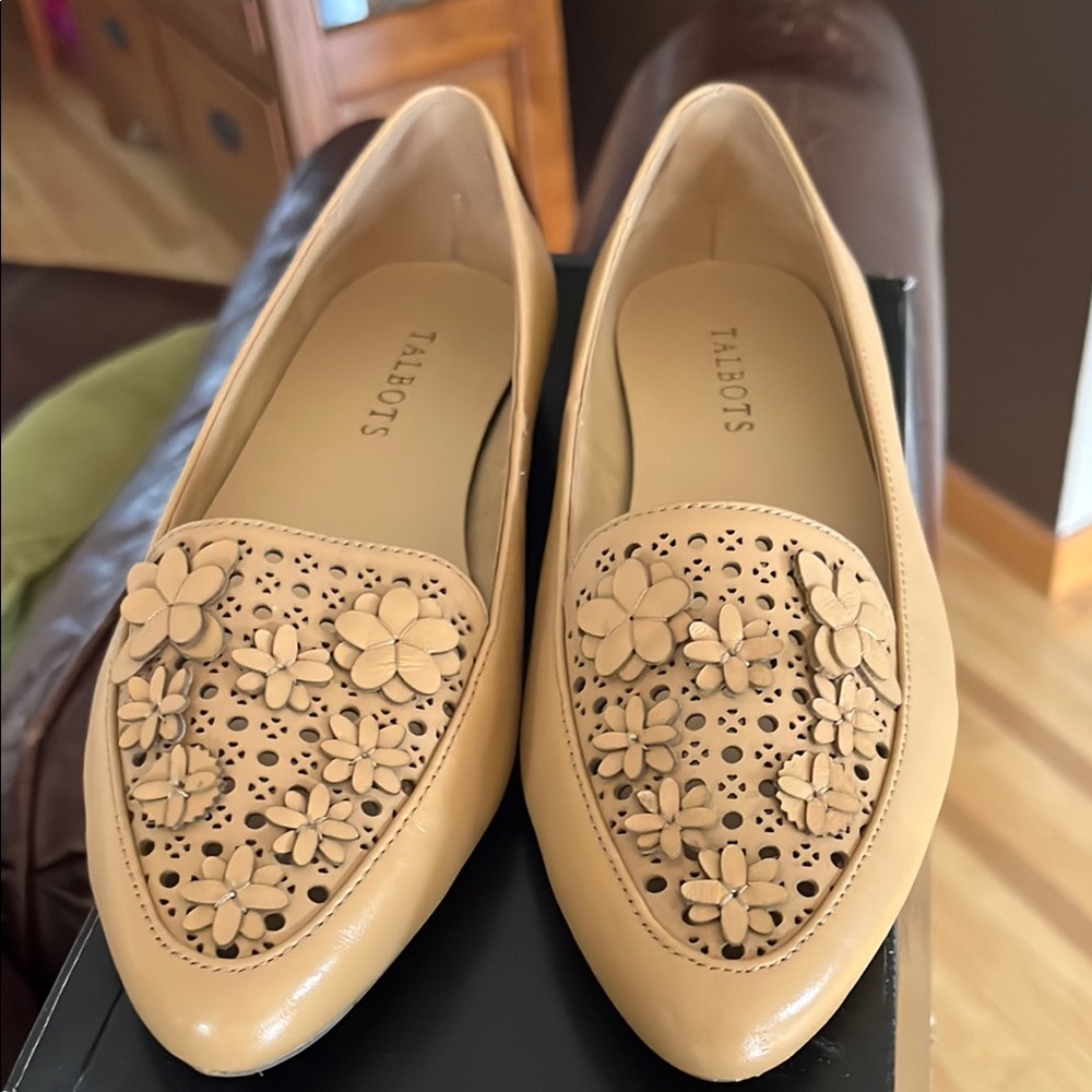 Talbots Elegant Tan Floral Loafers - Picture 2 of 6